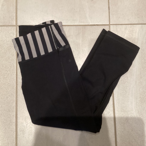 Lululemon ‘Water Bound’ Crops - Black/Apex Stripe - Size 2 - Picture 8 of 9